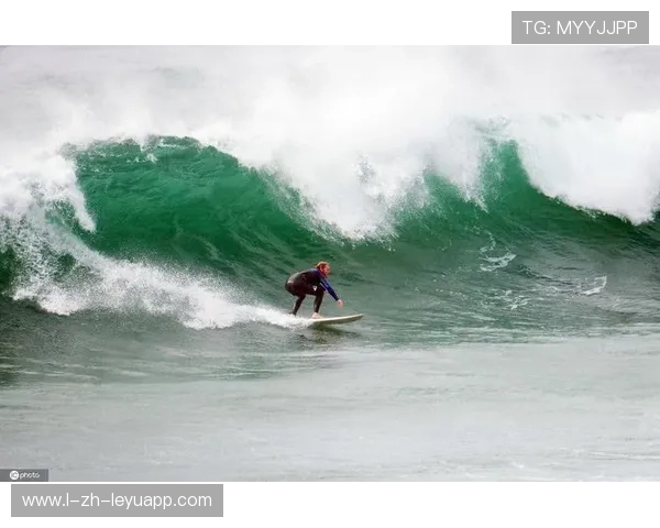 冲浪选手勇闯18米巨浪,秀出极限挑战的荣耀篇章