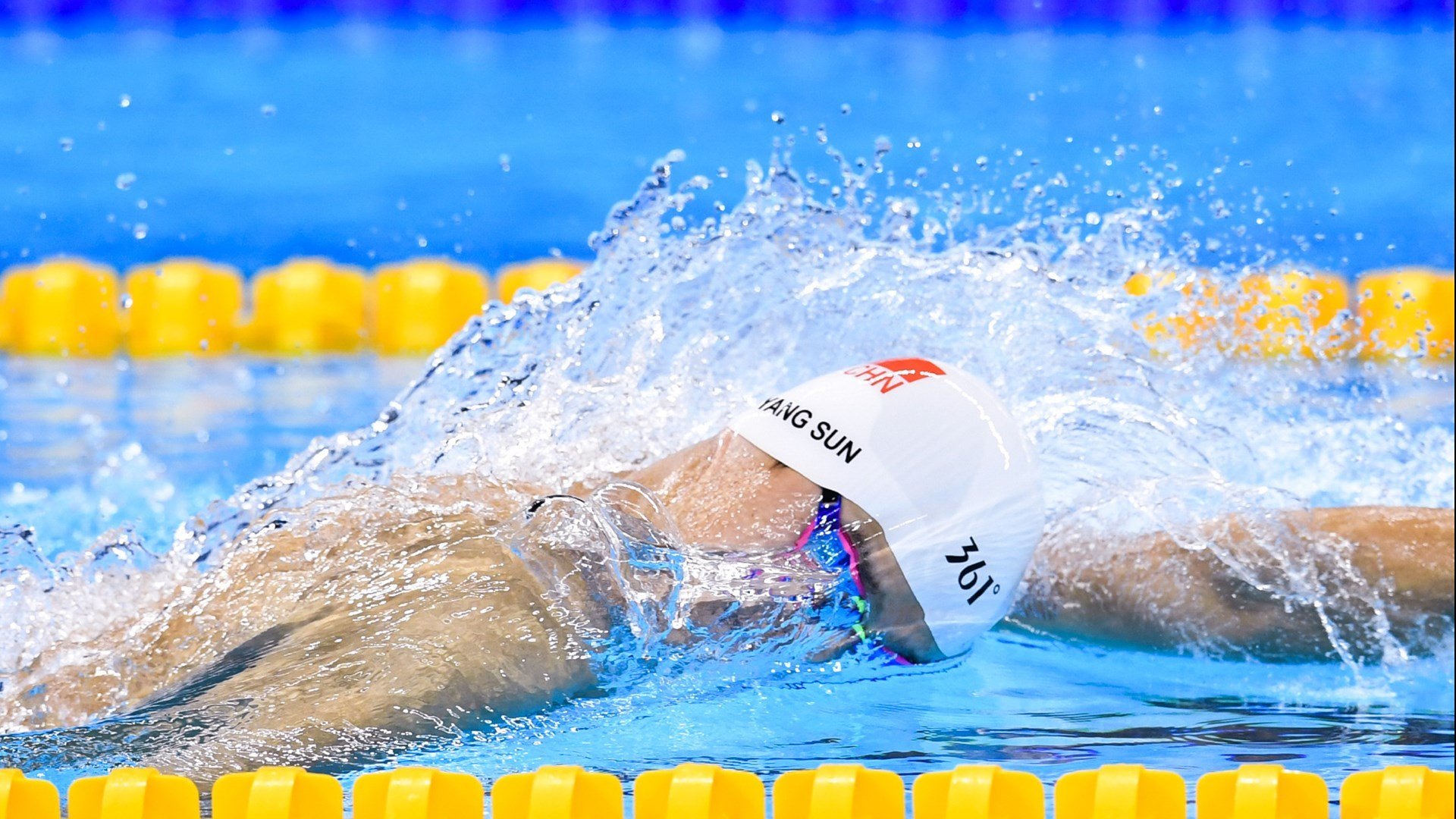 世界风帆冲浪锦标赛 风力超15节 比赛难度飙升